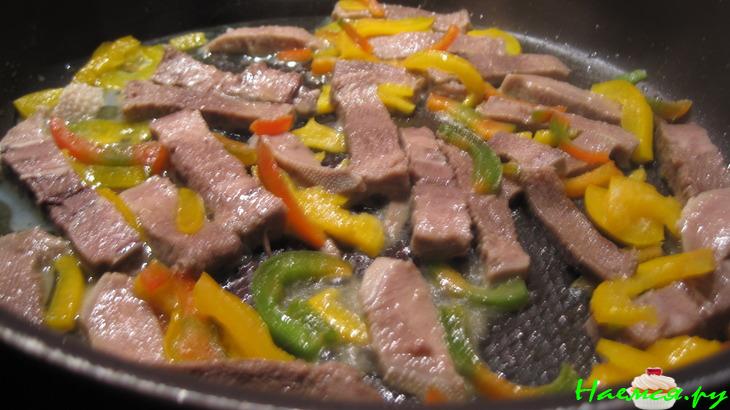 Спагетти с языком, сладким перцем и прованскими травами Спагетти с языком, сладким перцем и прованскими травами