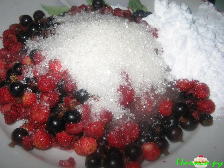 Пирог ягодный с шапкой из белков