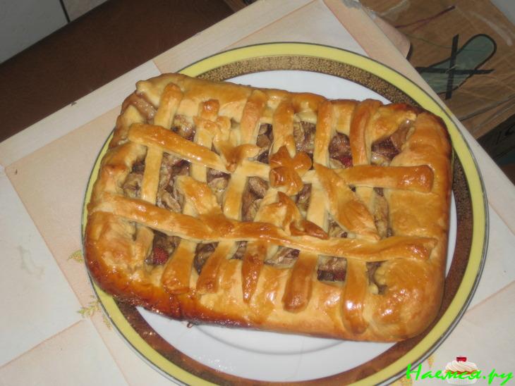 Пирог с земляникой, яблоком, бананом и мармеладом 