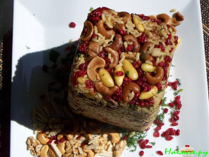 Праздничный рис с орехами и барбарисом