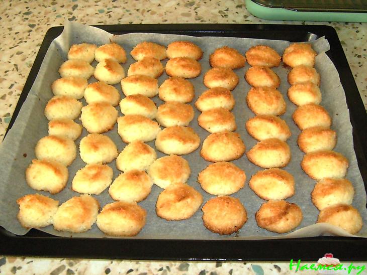 Кокосовое печенье в чаю Кокосовое печенье в чаю