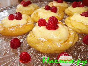 Колечки с ванильным кремом и ягодами