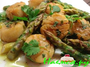 Морские гребешки со спаржей Морские гребешки со спаржей