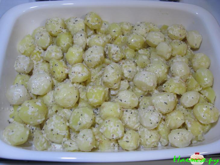 Картофель запечённый с заливкой и сыром