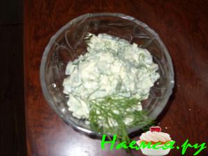 Простой салатик с черемшой и огурчиком