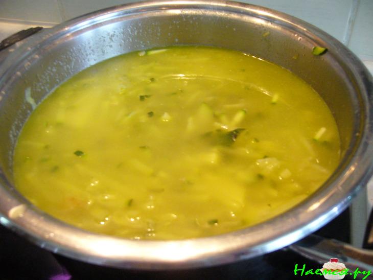 Суп-пюре из цуккини с молодым сахарным горошком Суп-пюре из цуккини с молодым сахарным горошком