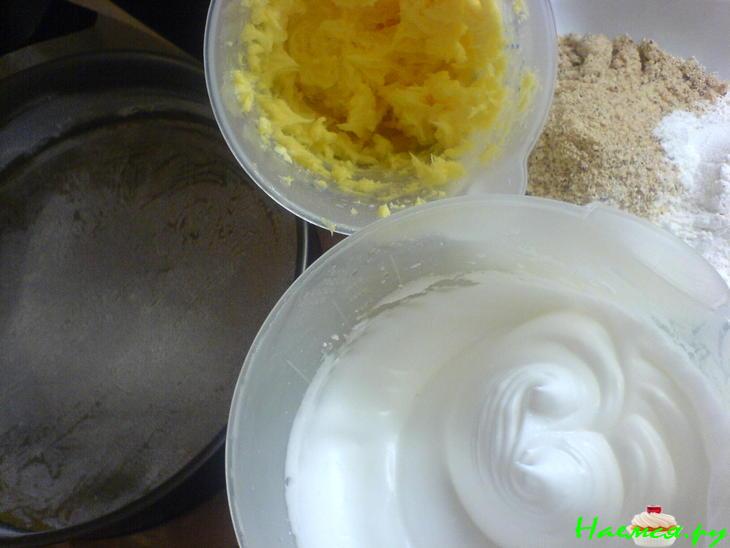 Ореховый пирог со сливами и персиками Ореховый пирог со сливами и персиками