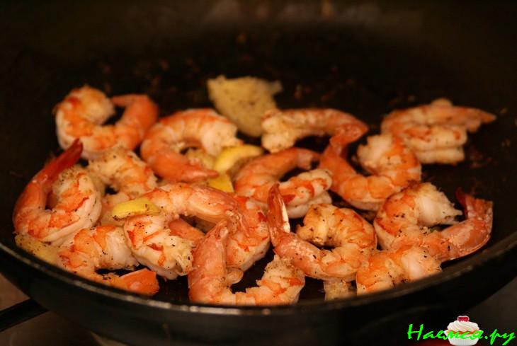 Лингвини со сливочным соусом, красной икрой и креветками Лингвини со сливочным соусом, красной икрой и креветками