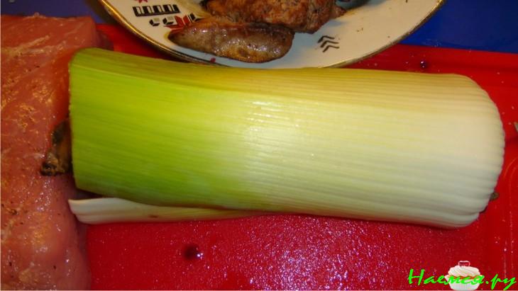 Свиной окорок с куриной печёнкой и вишней