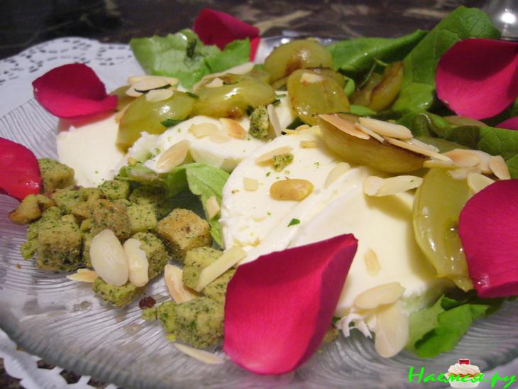 Моцарелла с виноградом и крутонами Моцарелла с виноградом и крутонами