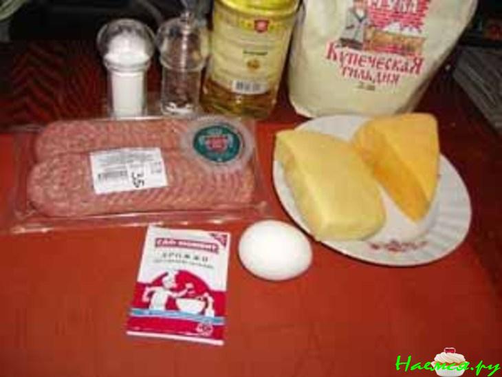 Пирог с сыром и салями