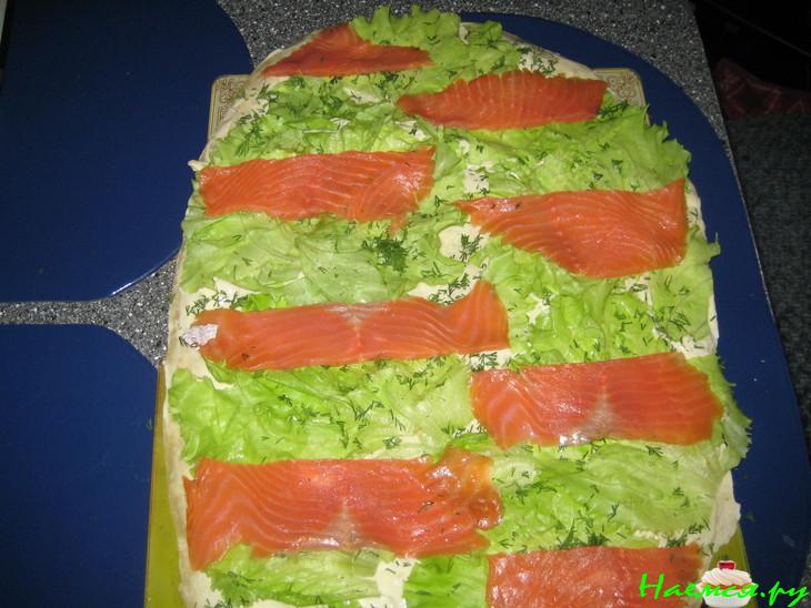 Рулет из форели со сливочным сыром