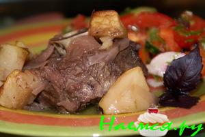 Баранья шейка запеченная с яблоками в листьях карри