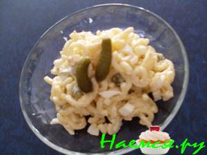 Салат из макарон с яйцами и корнишонами