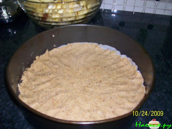 Закрытый яблочный пирог с изюмом и орехами Закрытый яблочный пирог с изюмом и орехами