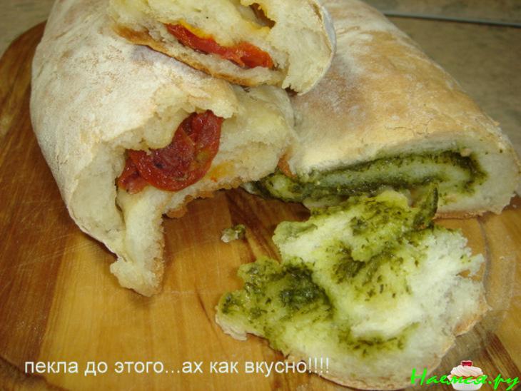 Хлеб с соусом из кориандра и соусом из вяленых помидор