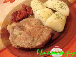 Порционная шейная свинина зажаренная в чесночно-лимонном соусе