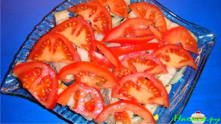 Салат из селедки с помидором, луком и яйцом Салат из селедки с помидором, луком и яйцом