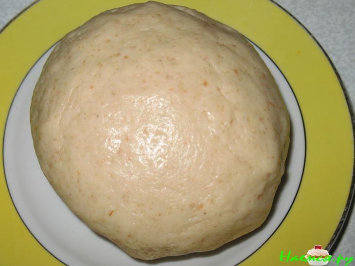 Открытый пирог с тыквой, пеперони и копченым сыром