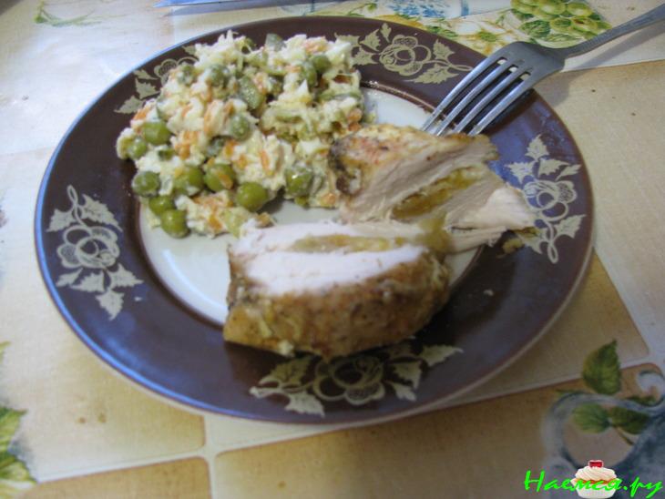 Куриное филе с орехами, курагой и сыром