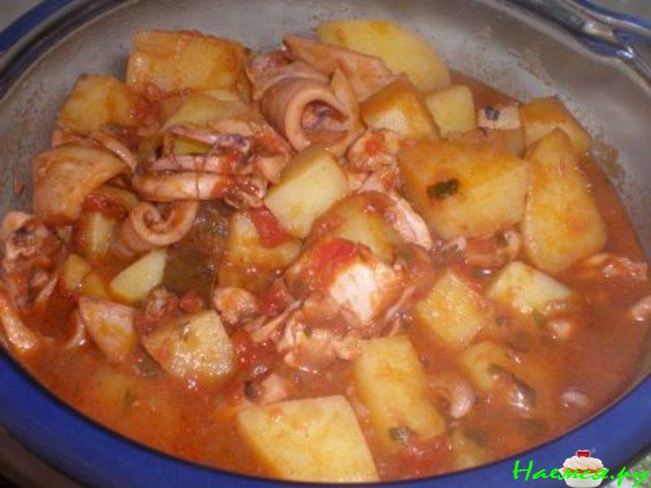 Кальмары тушёные с помидорами