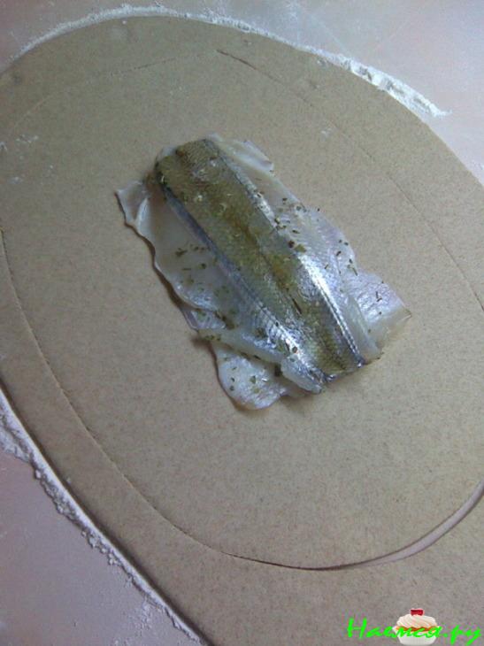 Пирог из ржаной муки с рыбой, грибным соусом, сыром и уймой потраченного времени! Пирог из ржаной муки с рыбой, грибным соусом, сыром и уймой потраченного времени!