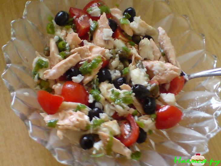 Салат из отварной рыбы и помидорок