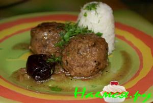 Мясо-овощные тефтели с фасолью и черносливом