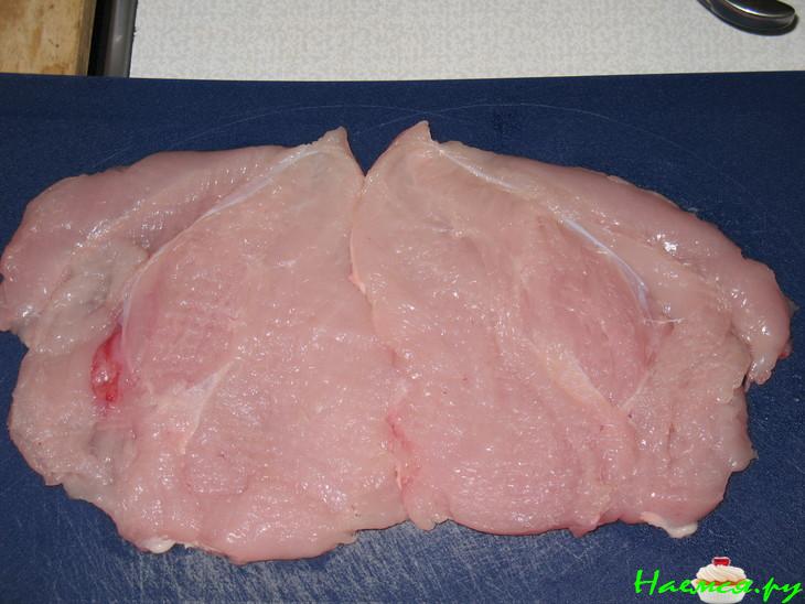 Рулет из куриной грудки с фисташками