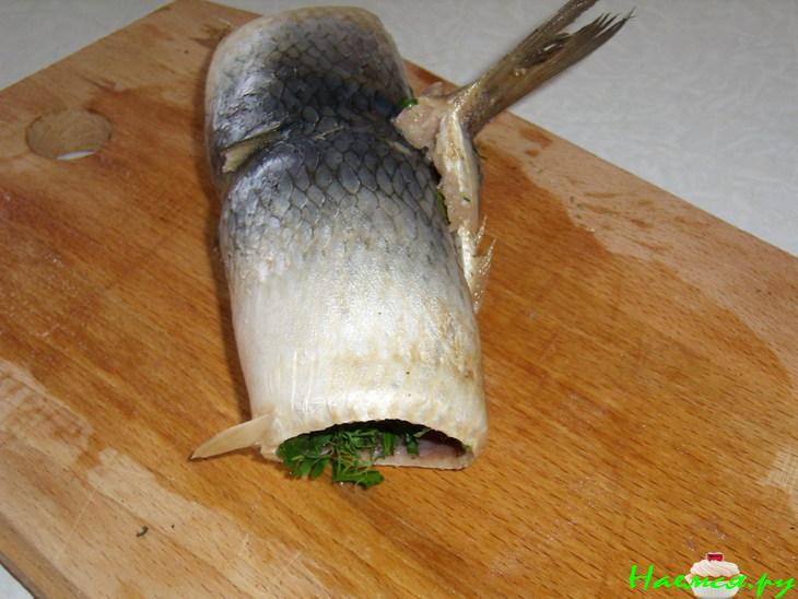 Рулетик рыбный с зеленью и луком