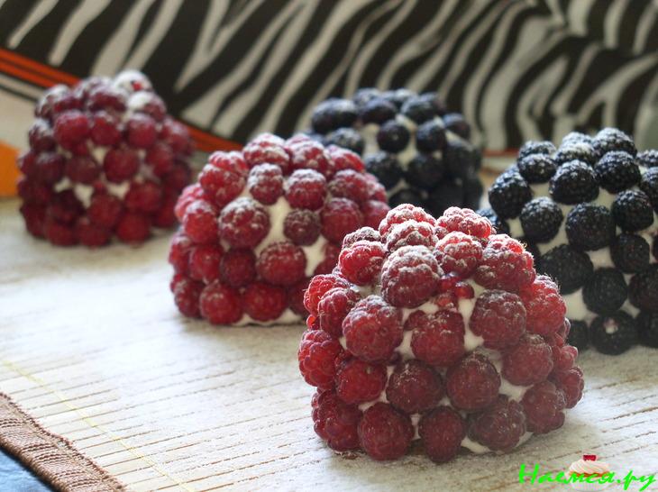 Пирожные "Ягодки в снегу"