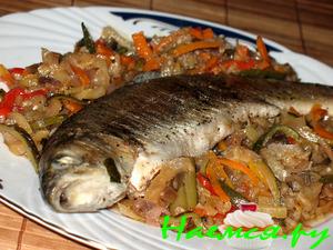 Запечённая форель с маринованными овощами