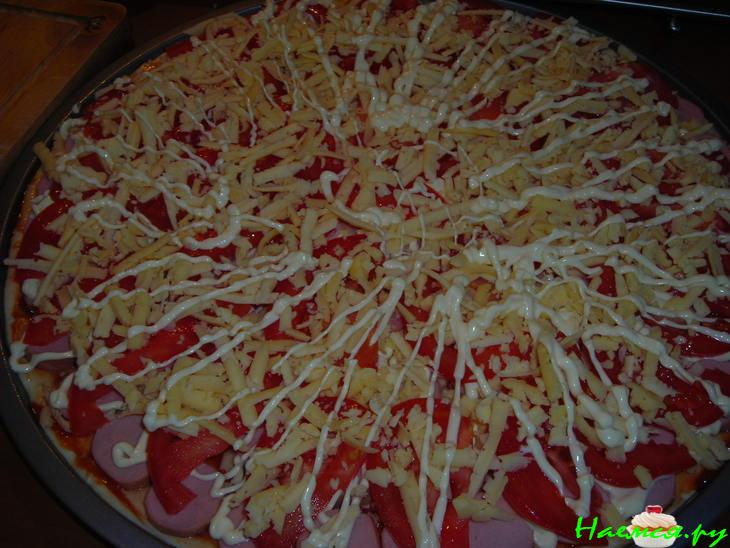 Пицца (сыр, помидоры, сосиски)
