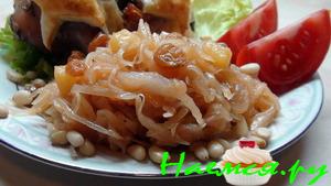 Капуста тушёная с изюмом, яблоками и мускатом