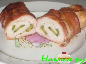 Куриные рулетики с маринованными огурчиками в беконе