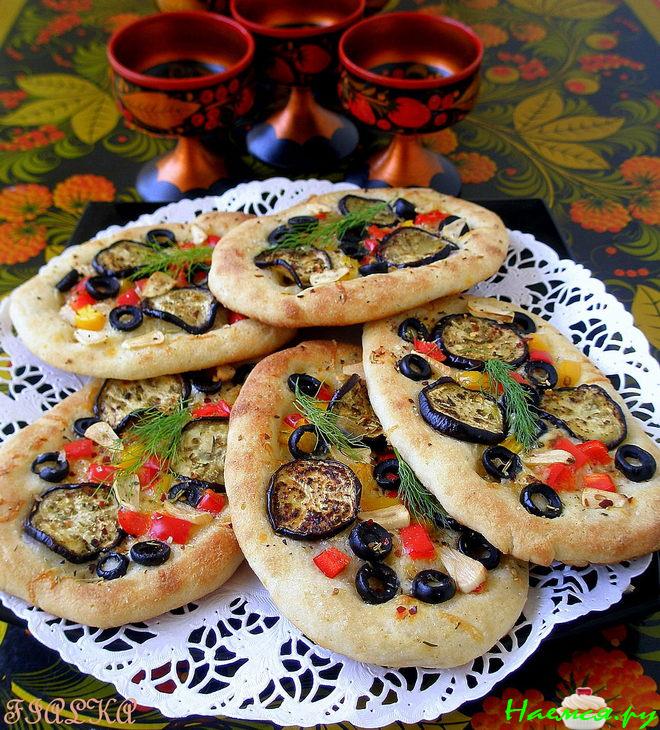 Мини-лепешки с баклажанами, паприкой и маслинами