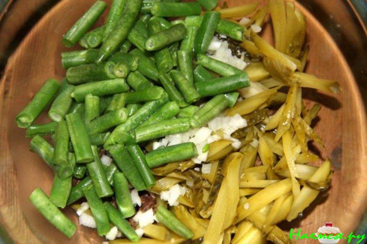 Салат из куриных сердечек с фасолью