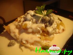 Лосось запеченный с персиком и орешками