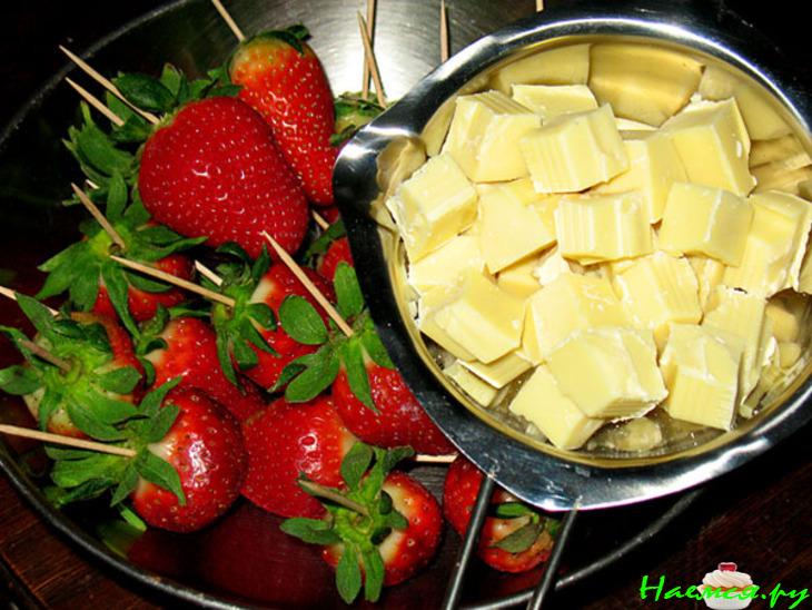 Десерт "Клубника в белой шубке"