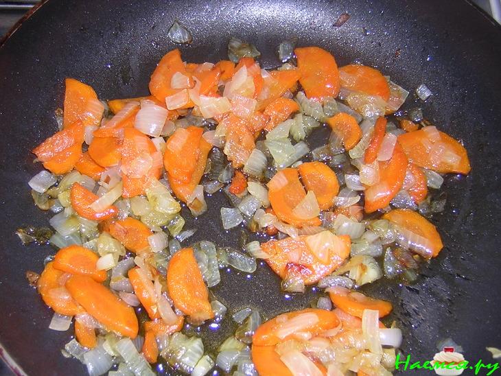 Суп с чесночными гренками на мясном бульоне