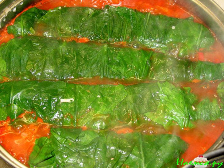 Филе морского окуня в шубке из шпината на соусе из паприки