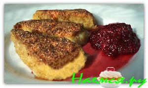 Жареный сыр с брусничным релишем