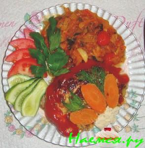 Свининка под овощной шубой на морковной подстилке Свининка под овощной шубой на морковной подстилке