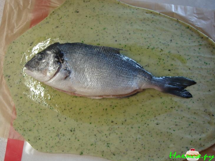 Филе дорадо, запеченное в тесте с ароматными травами