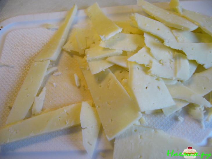 Котлета рубленная, запеченная под томатно-грибным соусом