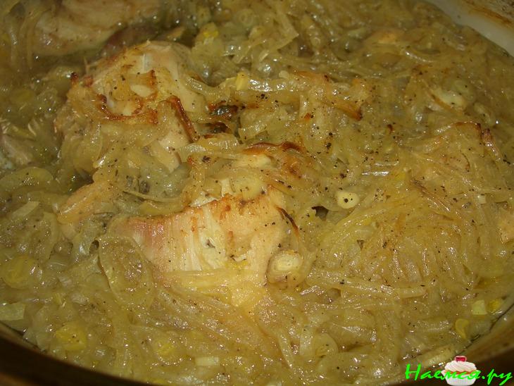 Куриные окорочка тушеные с луком