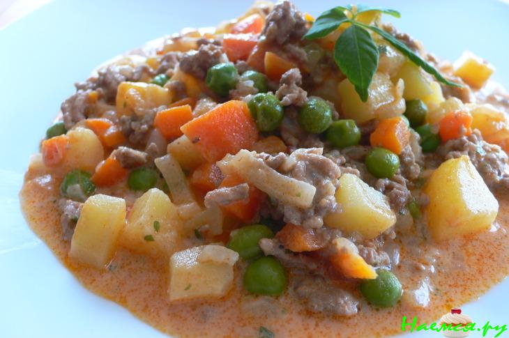 Тушёная картошка с луком и фаршем (Geschmortes Zwiebelhackfleisch)