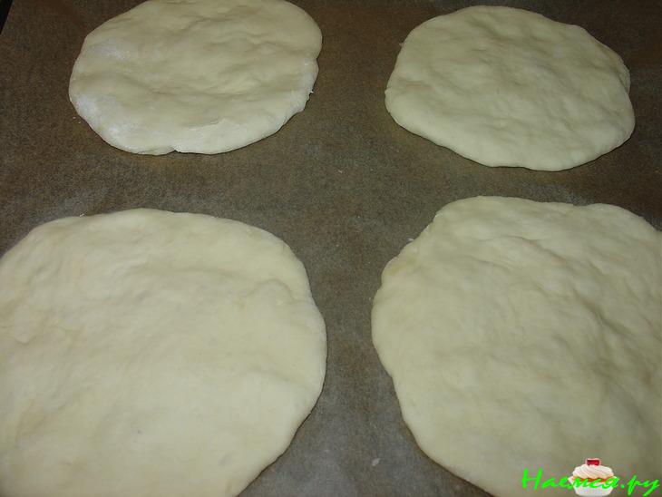 Manguschi &ndash; Лепёшки с фетой, пoмидорами и заатаром