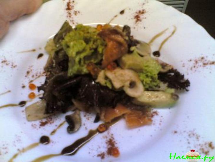 Салат "Приличный" с семгой и авокадо