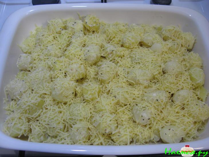 Картофель запечённый с заливкой и сыром